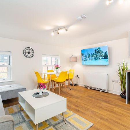 Town Center Apartment With 55” Smart Tv+Netflix Andover Buitenkant foto