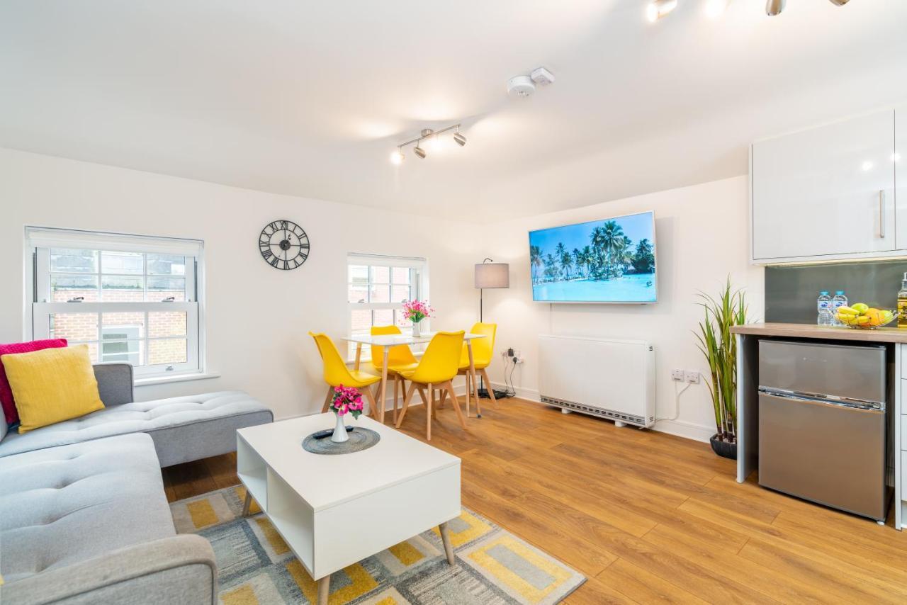 Town Center Apartment With 55” Smart Tv+Netflix Andover Buitenkant foto