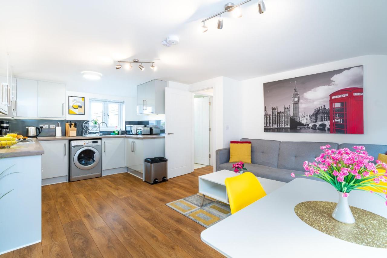 Town Center Apartment With 55” Smart Tv+Netflix Andover Buitenkant foto